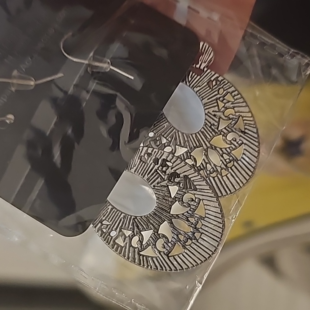 Garden Gondola Ride Earrings NWT Silver Cats Eye - Picture 3 of 4